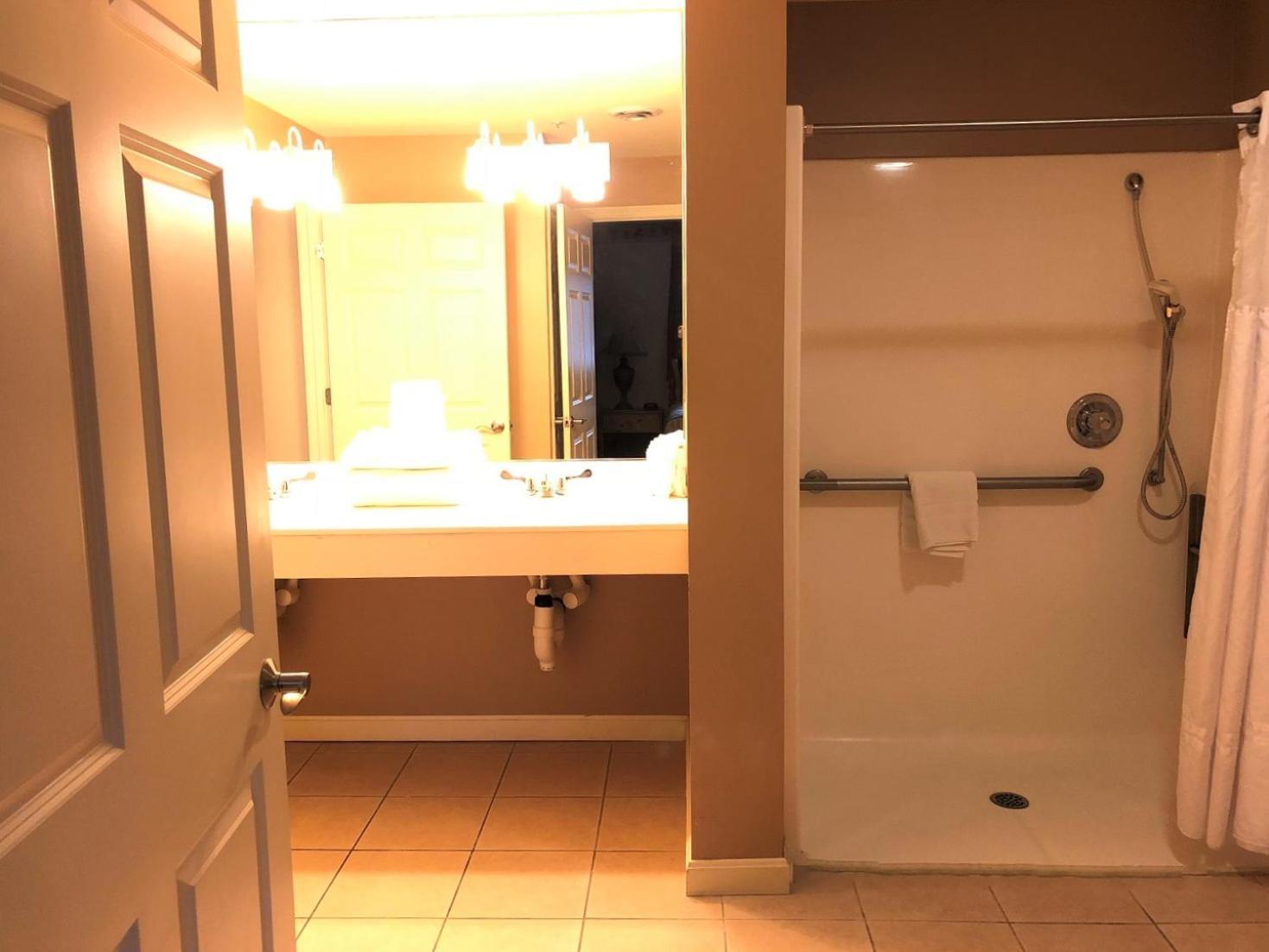 Vacation Village In The Berkshires Hancock Rum bild A typical bathroom in a hotel