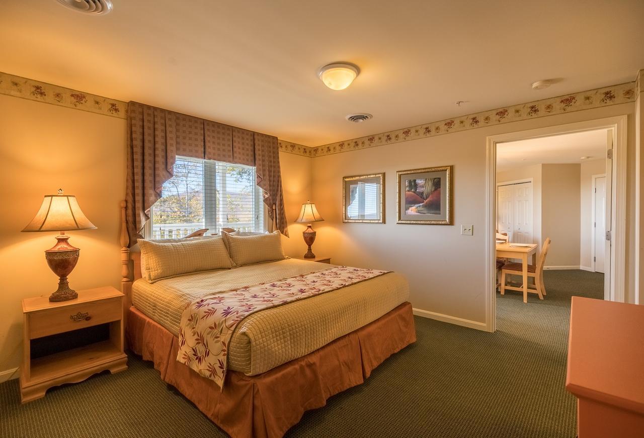 Vacation Village In The Berkshires Hancock Exteriör bild A bedroom at the Grandview Lodge
